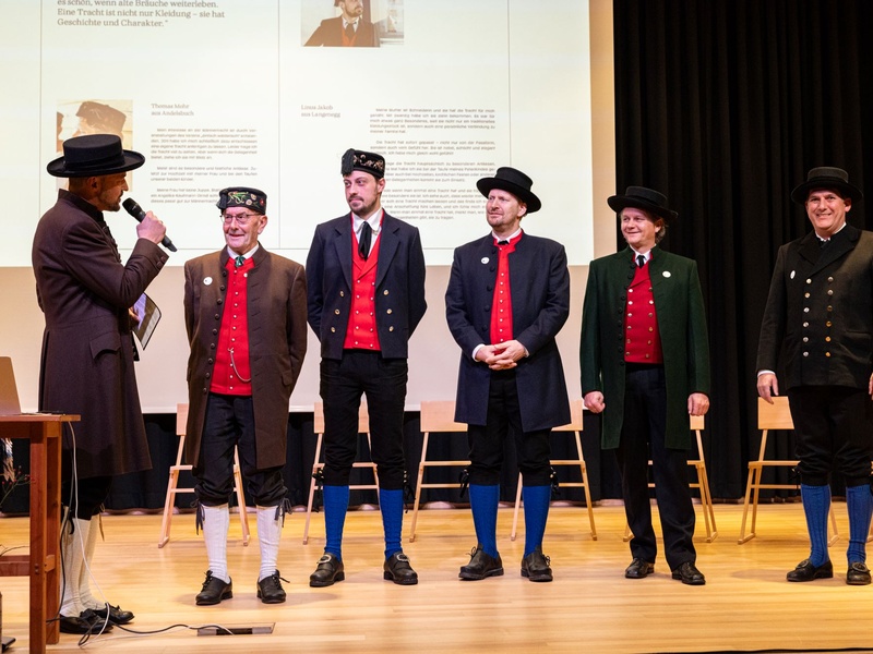 
                                            
                                                Männertracht in neuem, alten Glanz
                                            
                                            