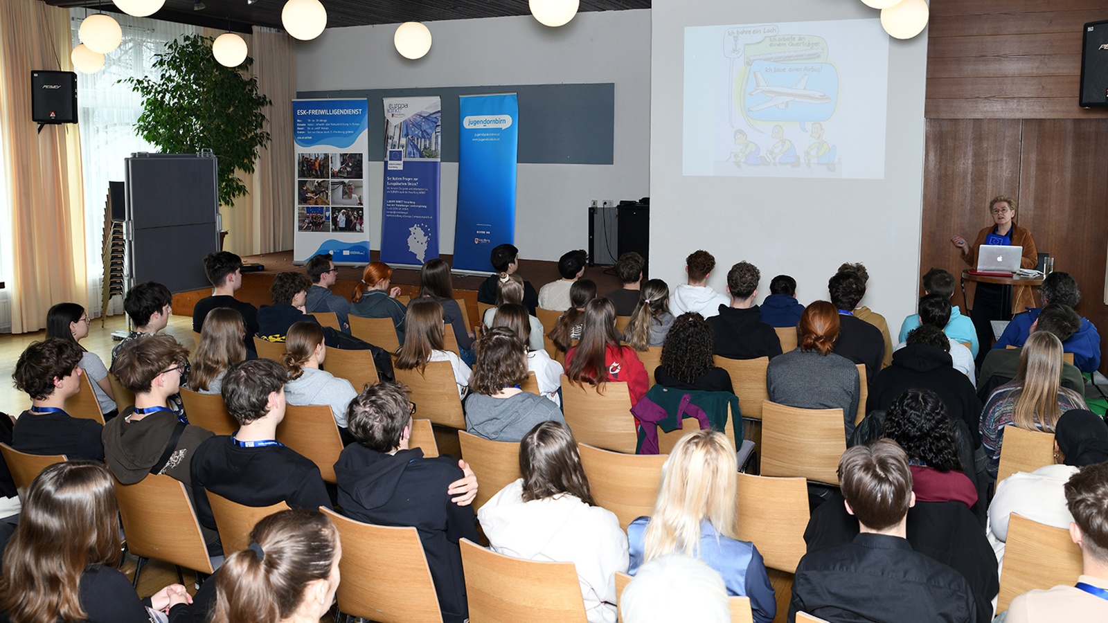
                        
                            Demokratietag für engagierte Schülerinnen und Schüler in Dornbirn
                        
                        