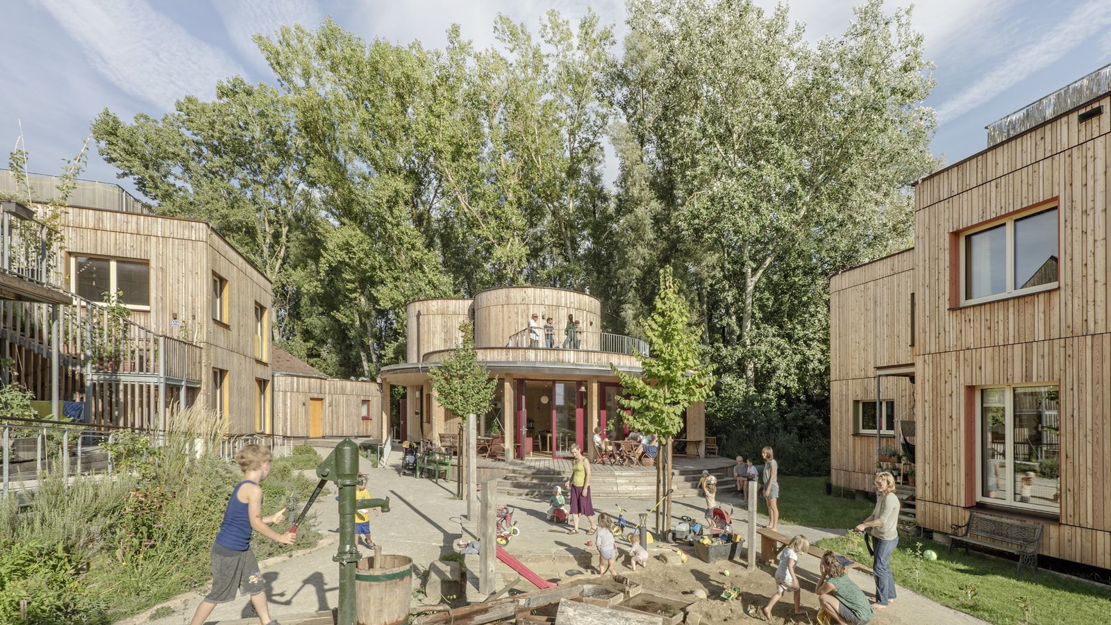 
                        
                            Neue Publikation zeigt Chancen gemeinschaftlichen Wohnens für Gemeinden
                        
                        