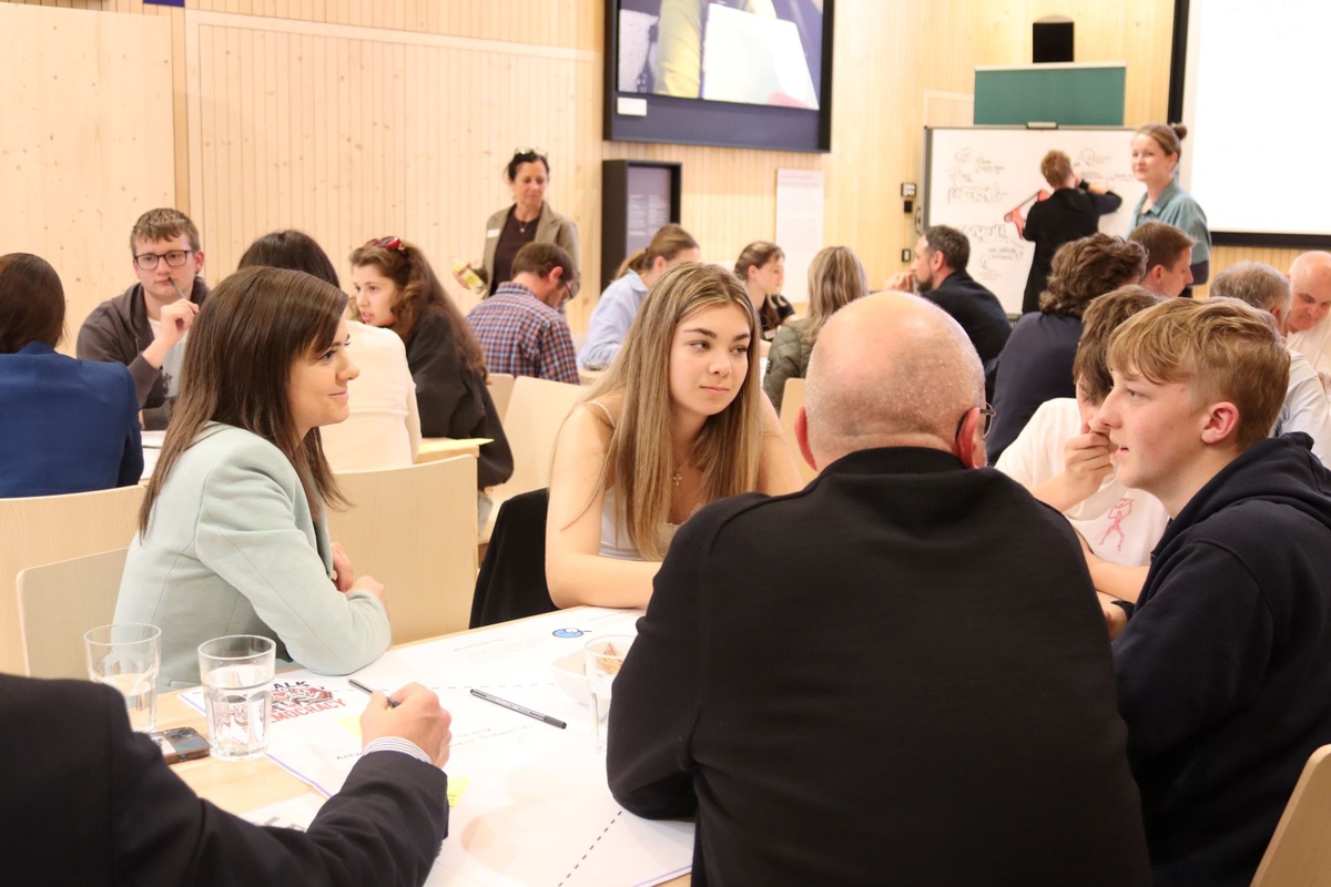 
                                    
                                        Dialog auf Augenhöhe: Jugendliche und Erwachsene gestalten Zukunft
                                    
                                    