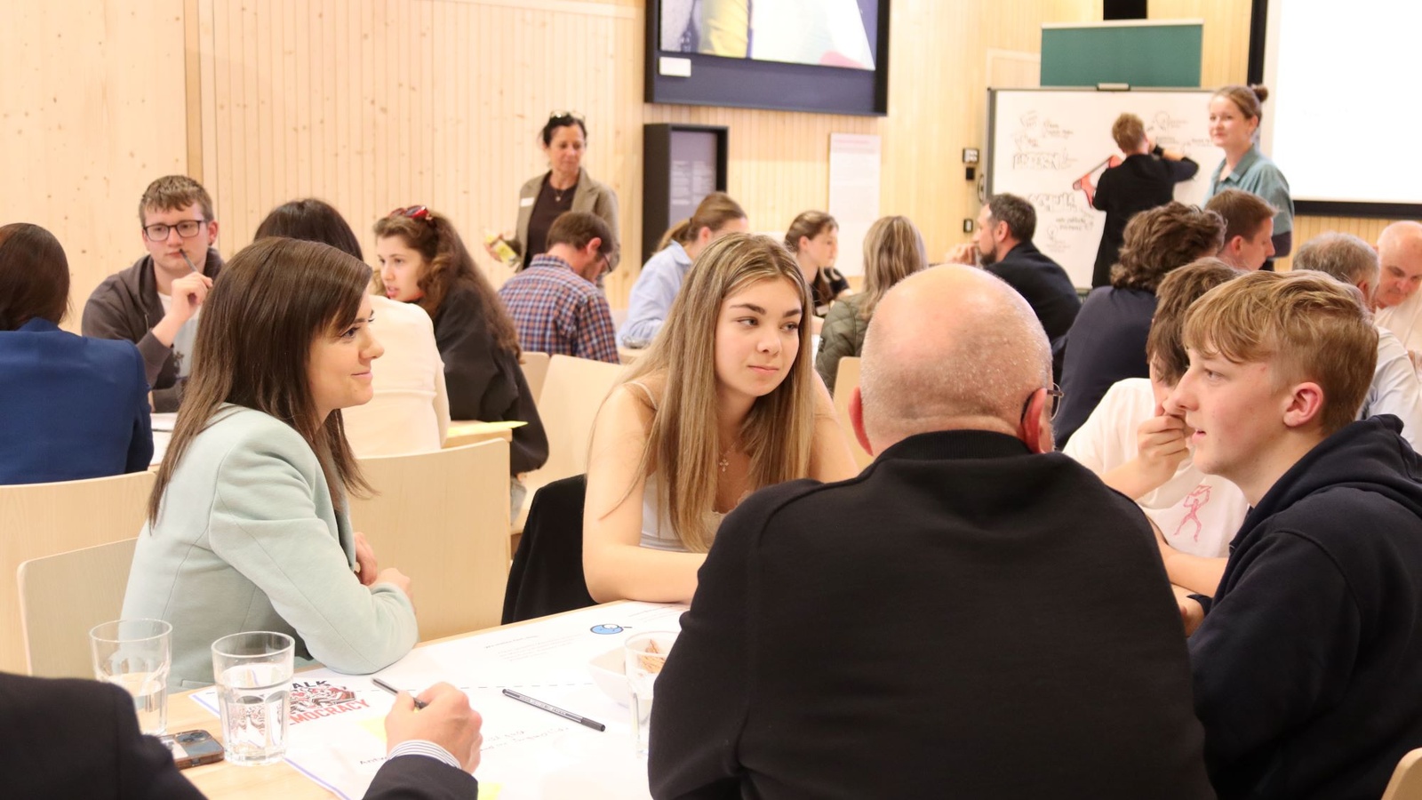 
                        
                            Dialog auf Augenhöhe: Jugendliche und Erwachsene gestalten Zukunft
                        
                        