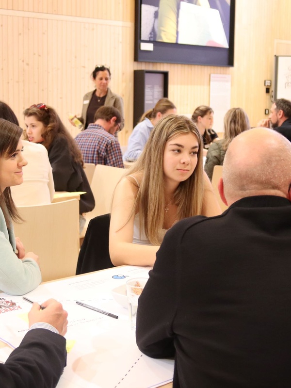 Dialog auf Augenhöhe: Jugendliche und Erwachsene gestalten Zukunft