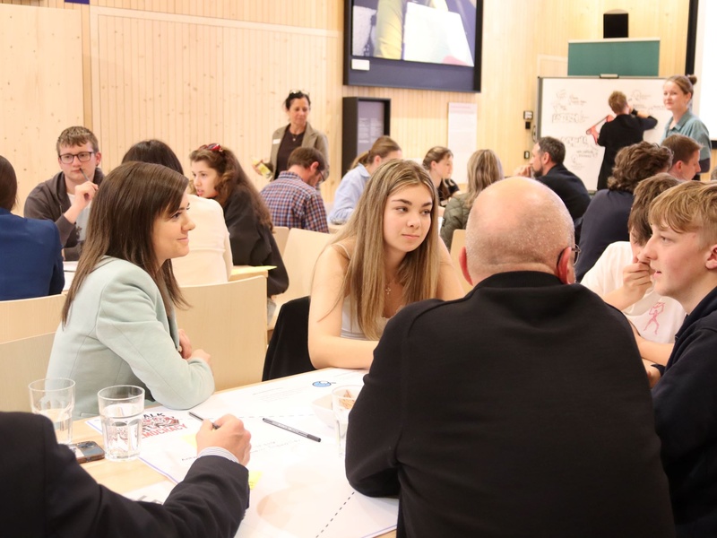 
                                            
                                                Dialog auf Augenhöhe: Jugendliche und Erwachsene gestalten Zukunft
                                            
                                            