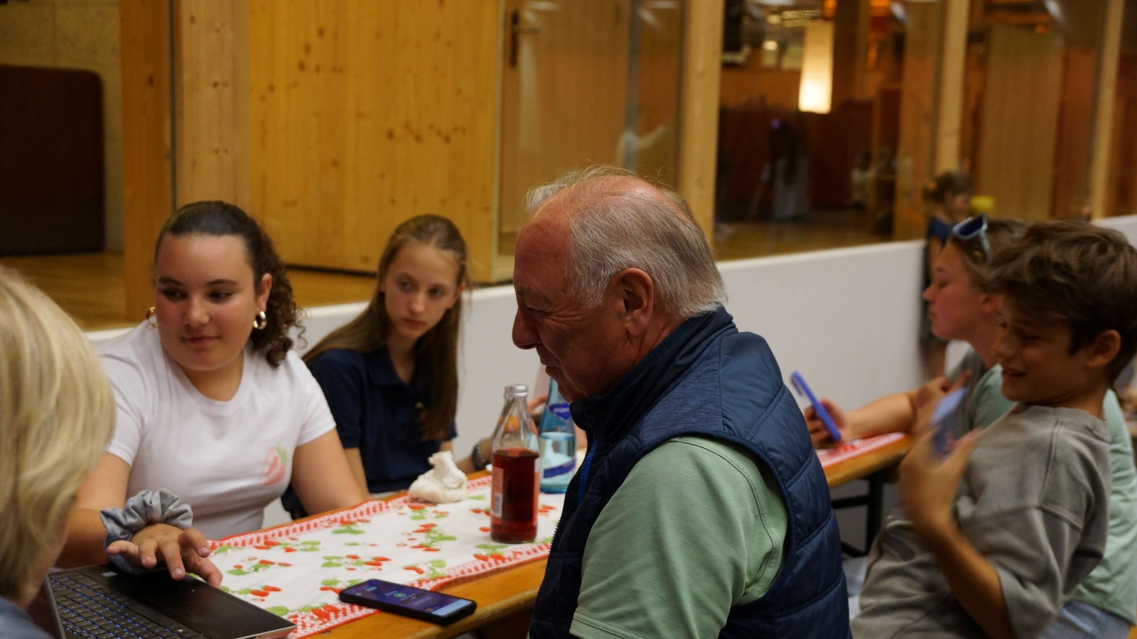 
                        
                            Jugend gestaltet Zukunft beim Generationenwechsel-Fest in Lech-Zürs
                        
                        