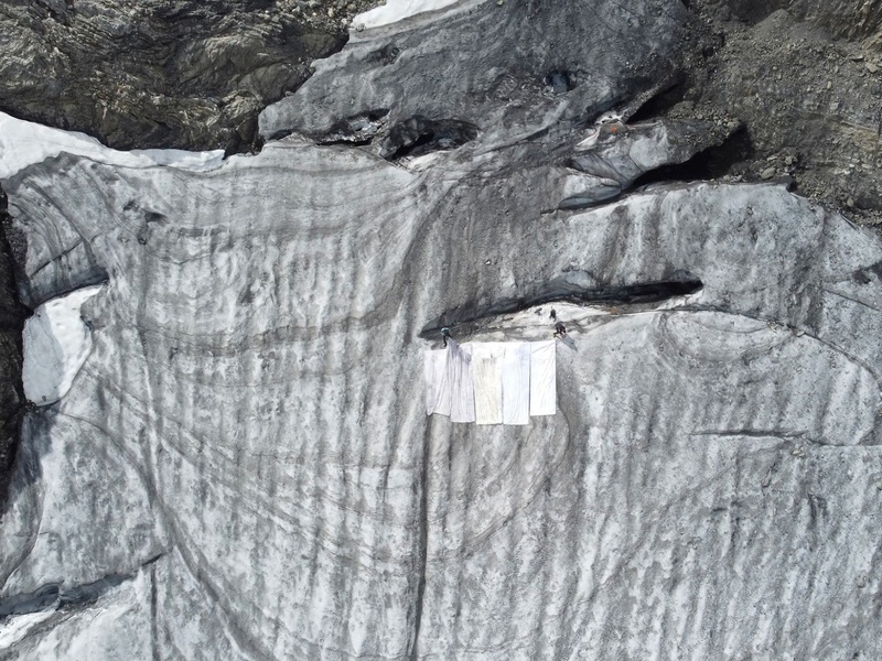 Mit einer Trauerzeremonie machte die Initiative "ICE" auf das Sterben des Rote-Wand-Gletschers aufmerksam. Sie wurde hierfür mit dem Vorarlberger Kreativpreis 2025 ausgezeichnet.
Gold für Kunst- und Wissenschaftsprojekt ICE * In Case of Emergency