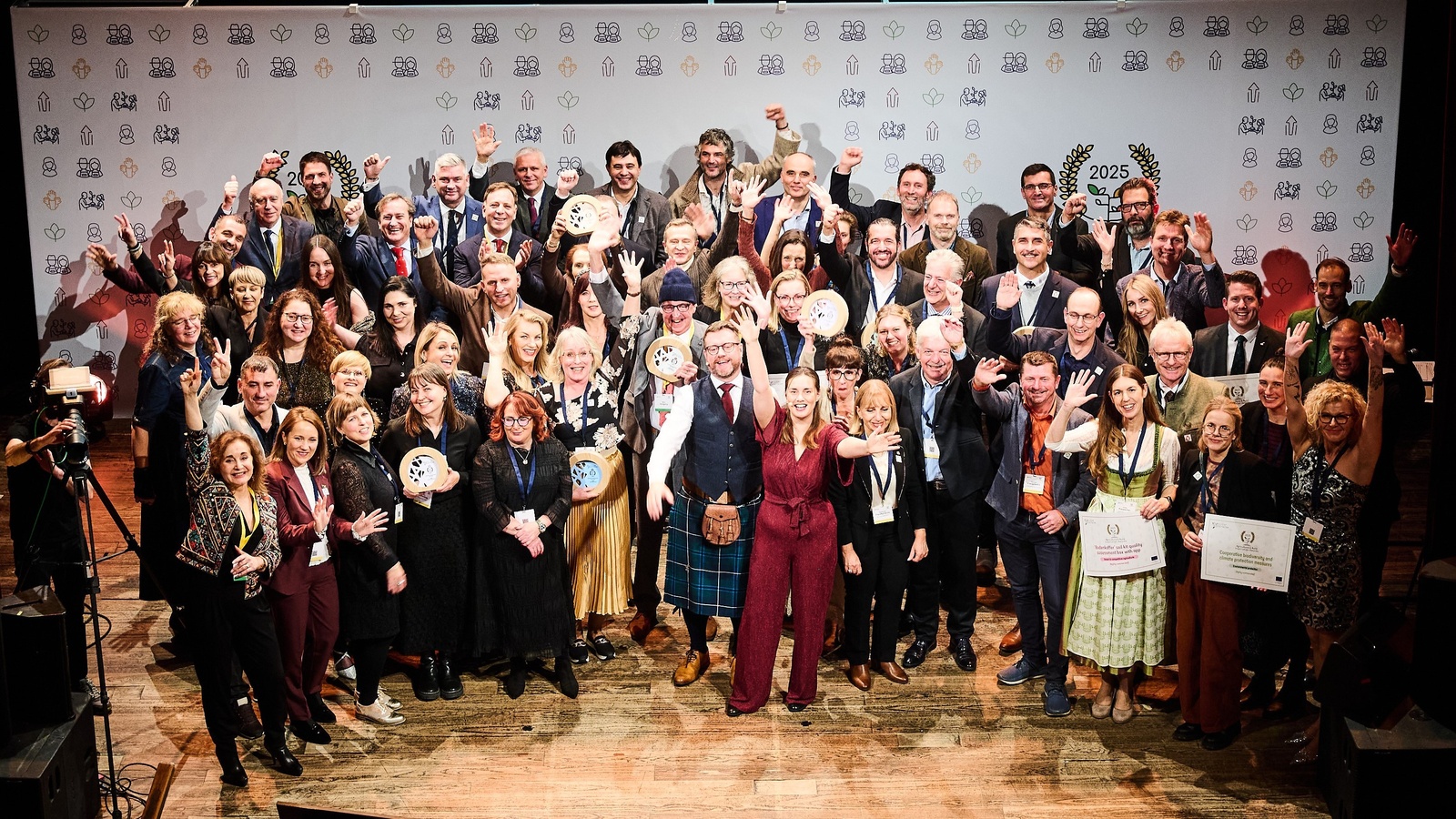 
                        
                            Rollen im Wandel gewinnt EU-Preis für Geschlechtergleichstellung
                        
                        