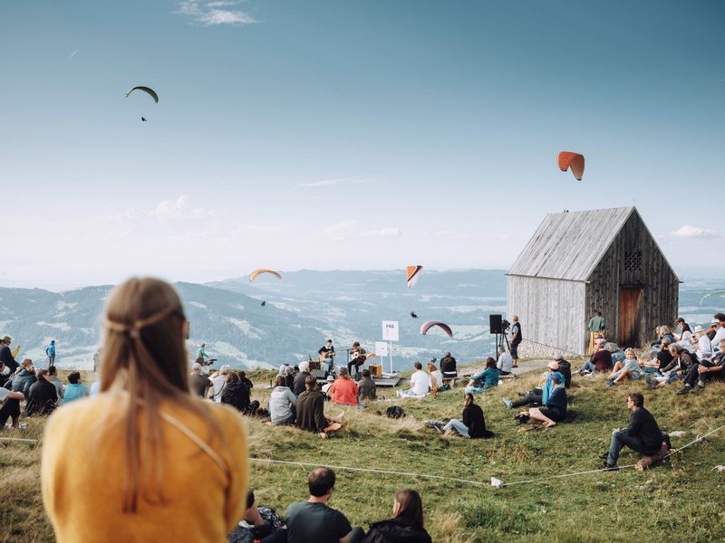 Das FAQ Bregenzerwald ist ein fünftägiges Gesellschaftsforum mit Vielfalt: an Schauplätzen, Themen und Formaten.
Jetzt oder nie zum Festival im Bregenzerwald