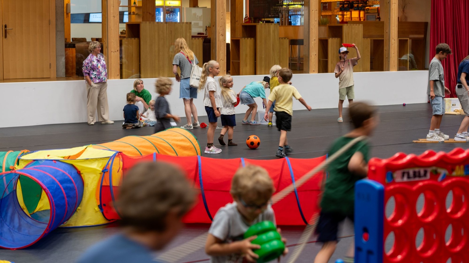 
                        
                            Jugend gestaltet Zukunft beim Generationenwechsel-Fest in Lech-Zürs
                        
                        