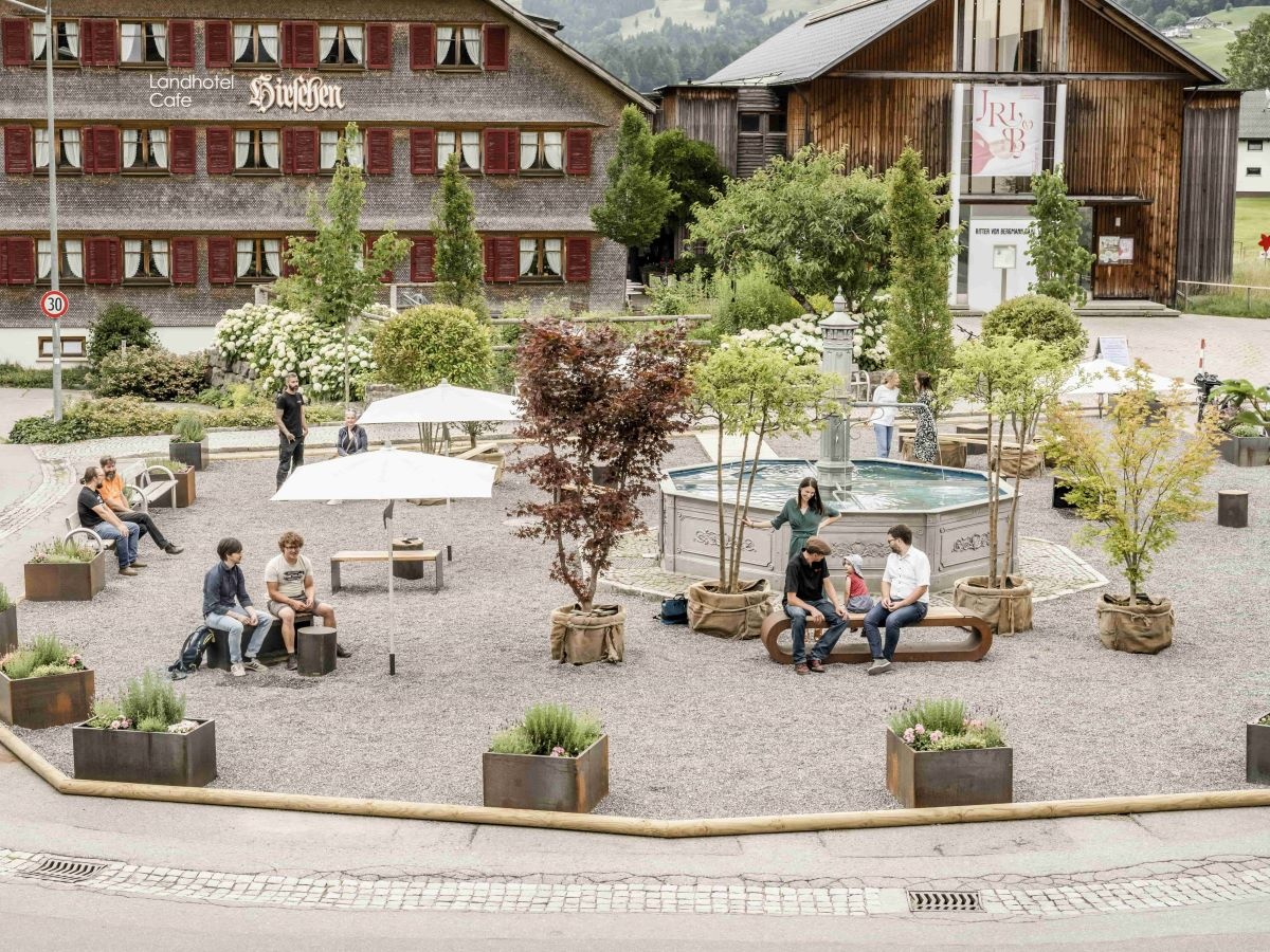 
                                
                                    Nimm Platz im Dorf
                                
                                