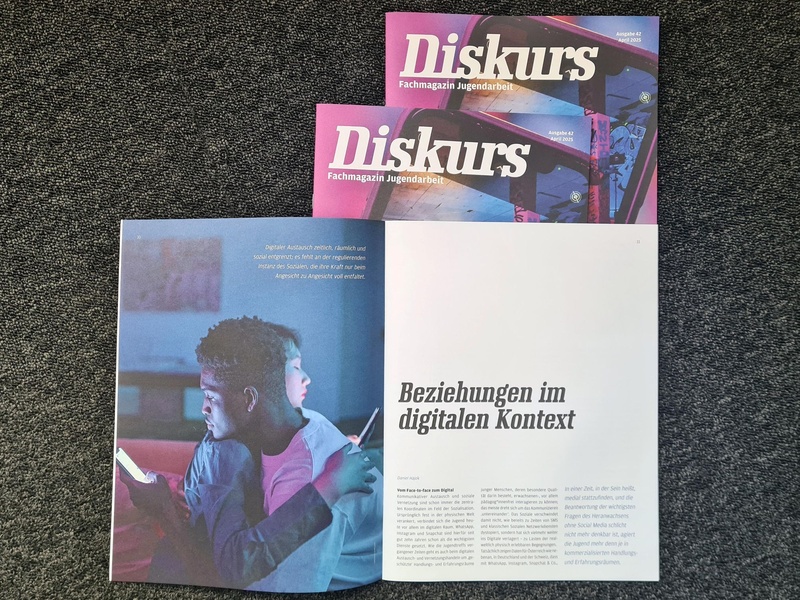 Der Diskurs kann online bestellt oder als PDF heruntergeladen werden.
Digital sozial? Oder sozial digital?