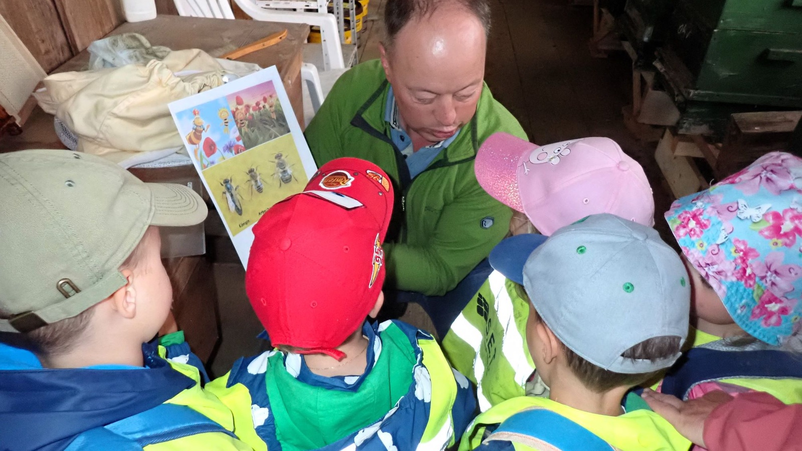 
                        
                            Hohenweiler Kinder zu Besuch bei Imker Elmar
                        
                        