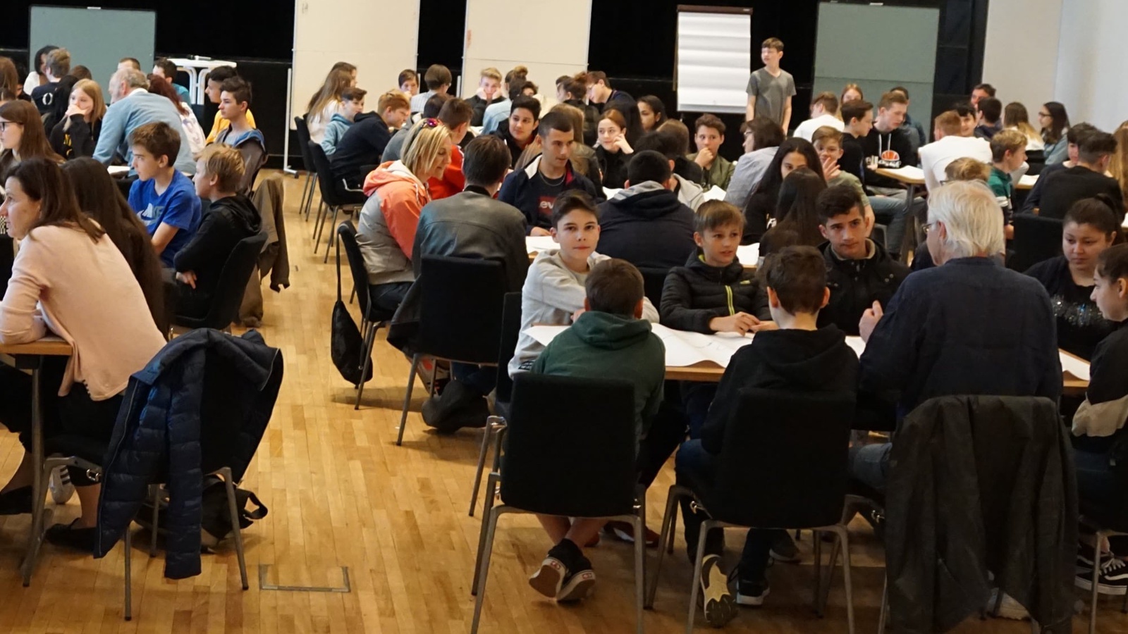 Die Jugendlichen machten vom Angebot, ihre Wünsche zur Freizeitgestaltung im Leiblachtal einzubringen, rege Gebrauch. Foto: Regio Leiblachtal