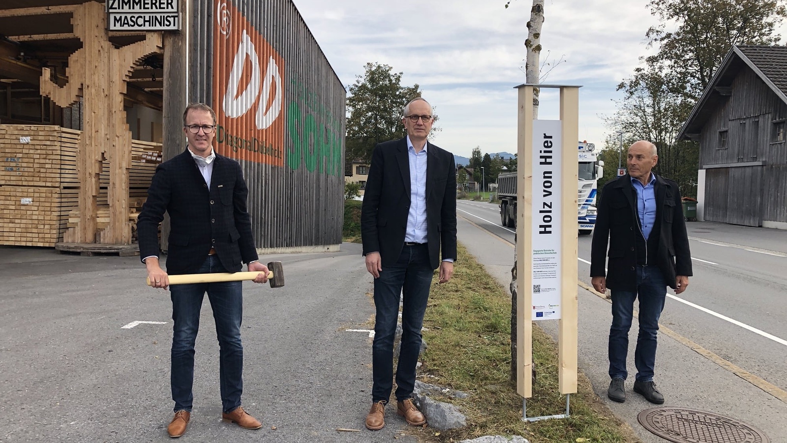 LR Christian Gantner (von links), Holz von Hier-Vertreter Erich Reiner und Thomas Sohm stellten die erste "Holz von Hier"-Stele bei der Firma Sohm HolzBautechnik in Alberschwende auf.