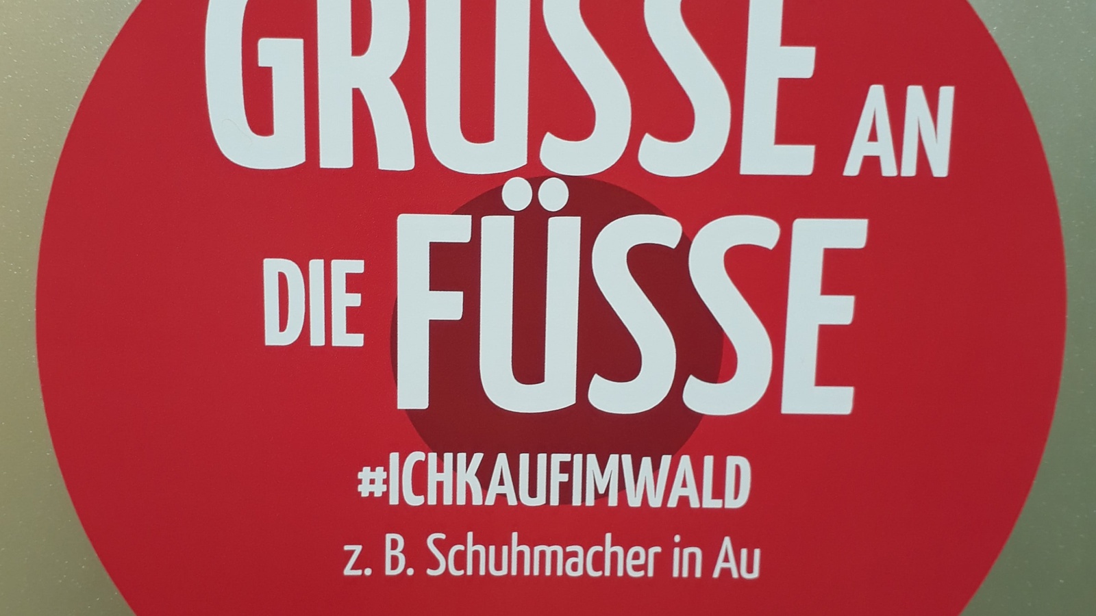 Werbung für den Schuhmacher im Lebensmittelladen - die Bregenzerwälder Unternehmen von "ich kauf im wald" unterstützen sich gegenseitig.
