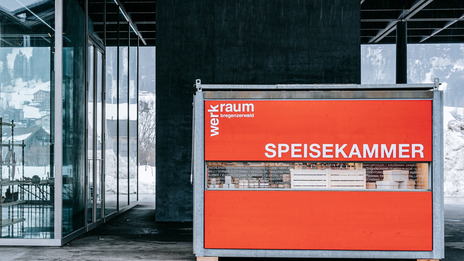 Aus der Speisekammer vor dem Werkraumhaus den eigenen Kühlschrank füllen - das geht jeden Tag, rund um die Uhr. Foto: Werkraum Bregenzerwald
