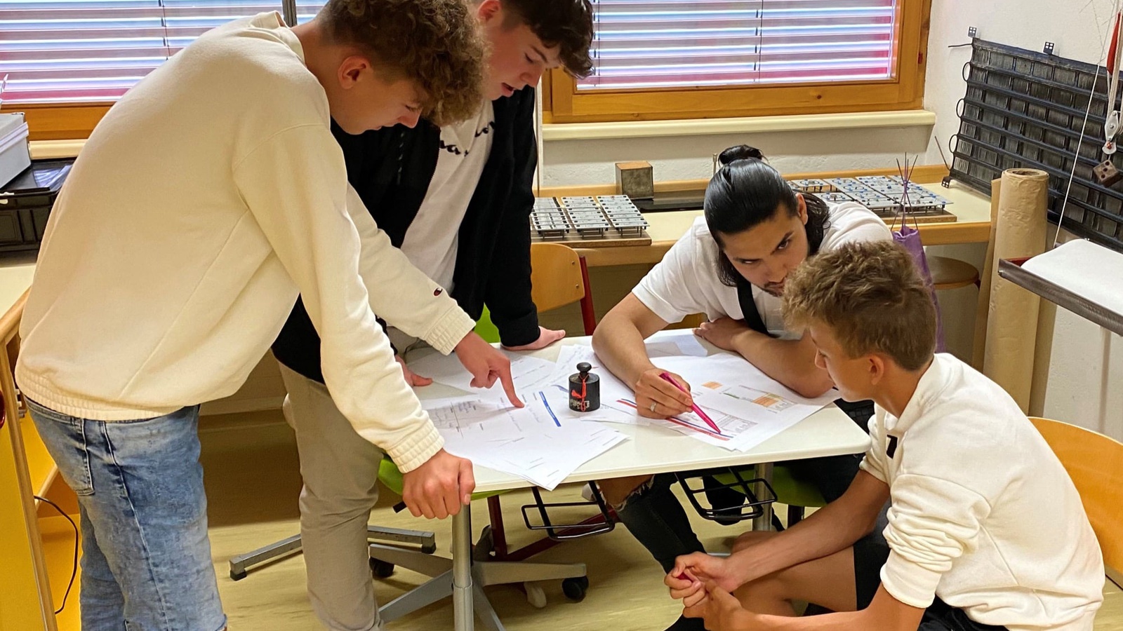 Learning by doing: Im Wirtschaftsplanspiel erleben Lehrlinge und Schüler*innen den Wirtschaftsalltag in einer Firma. Foto: Christian Zver, WIGE Montafon