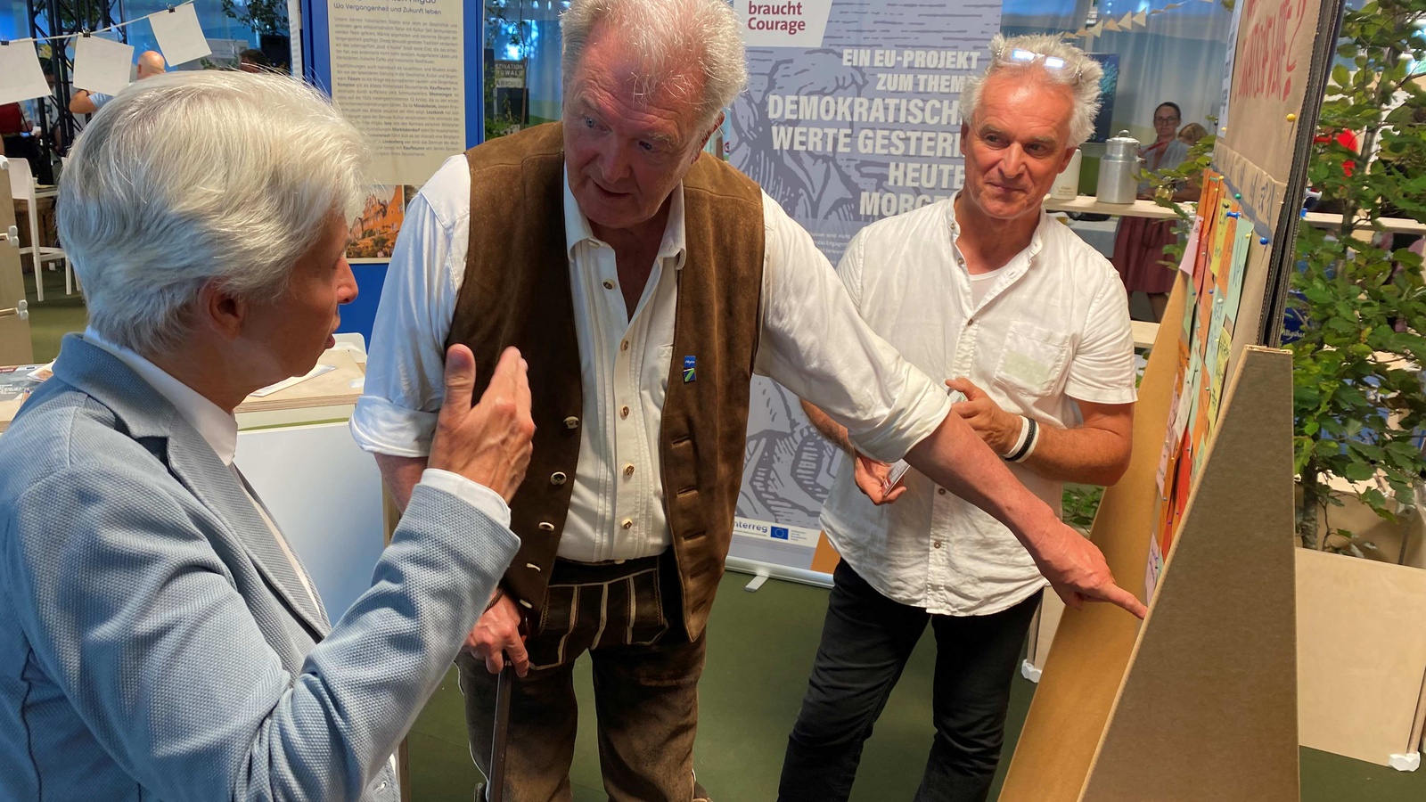 Das COURAGE-Team lud Interessierte ein, sich über demokratische Werte Gedanken zu machen. Auch Marie-Agnes Strack-Zimmermann, Abgeordnete des deutschen Bundestags, besuchte den Stand auf der Festwoche in Kempten.