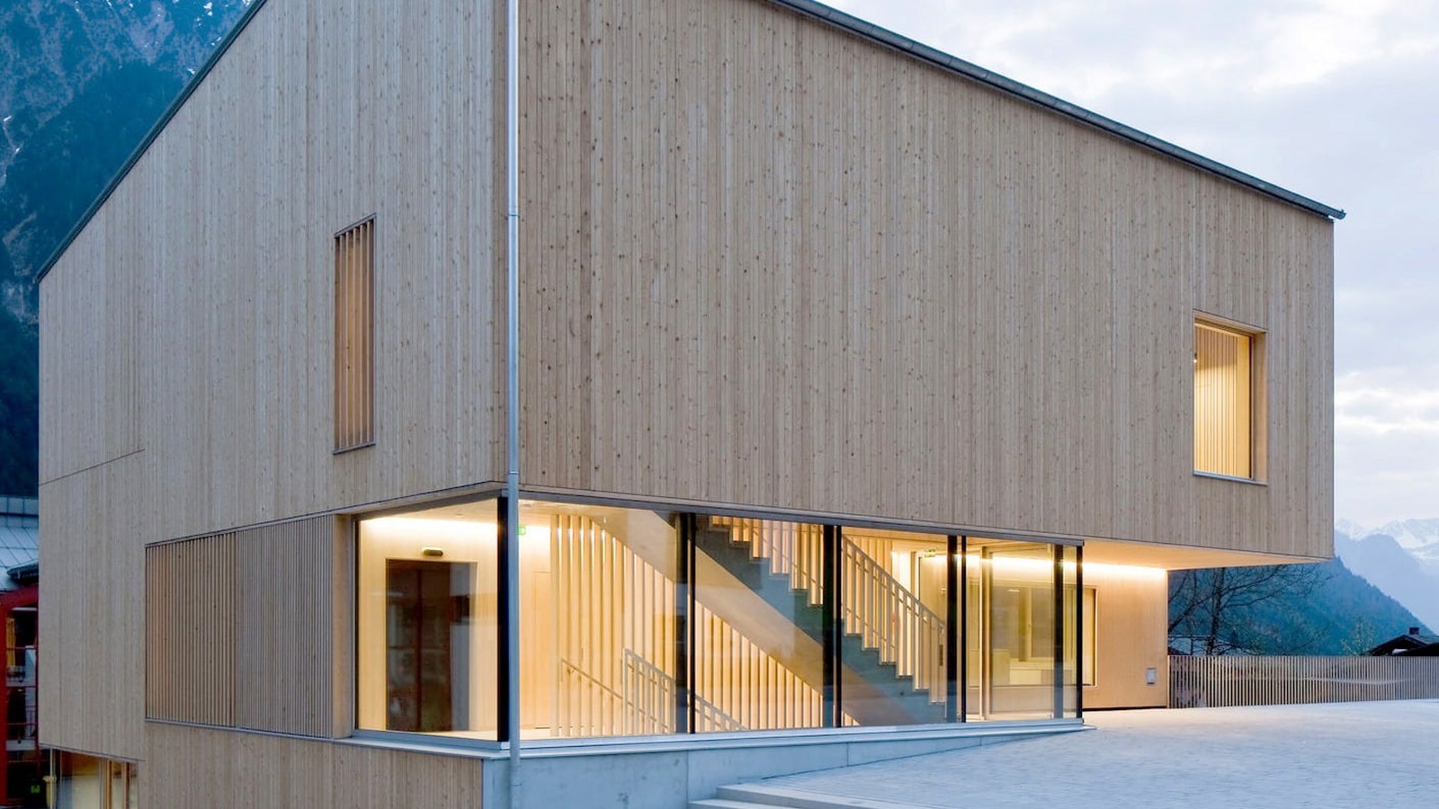 Gemeinden können regionales Holz in öffentlichen Ausschreibungen fordern. Gemeindehaus Innerbraz, Nominierung Vorarlberger Holzbaupreis 2017. Foto: Christian Flatscher