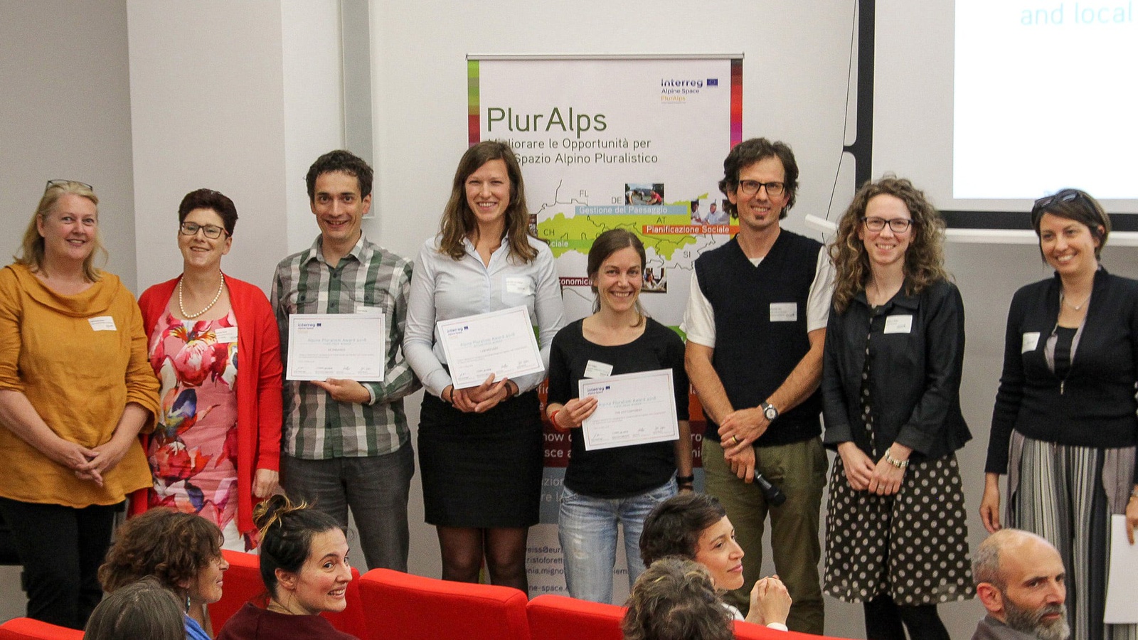 Die PreisträgerInnen in der Kategorie «Soziale Integration». Links das Engagiert-sein-Team: Heidi Krischke-Blum, Daniela Thaler, Peter Steurer. Foto: CIPRA/Maya Mathias