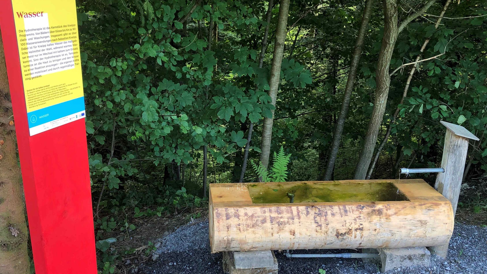 Der Brunnen fordert die Besucher:innen zu einer erfrischenden Kneipp-Anwendung auf.