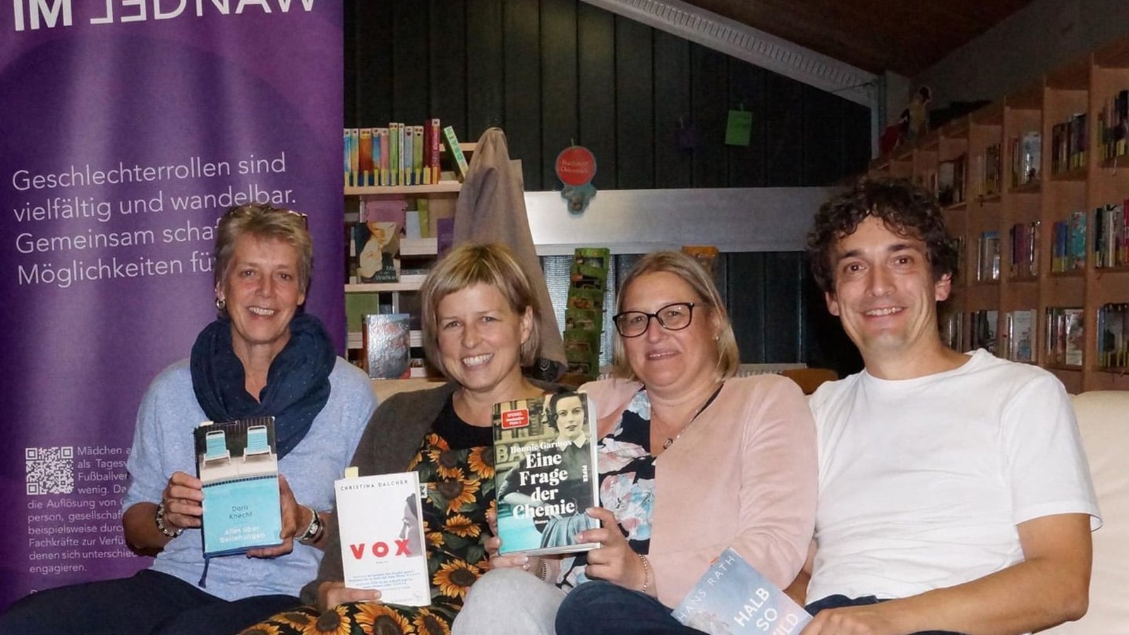Auf gemütlichen Sofas in Wohnzimmer-Atmosphäre holten sich Interessierte Lesetipps rund um das Thema Rollenwandel bei "Annas Büchercheck" in Hohenweiler. V.l.n.r.: Anna Schade, Barbara O´Connor (femail), Carina Haltmayer (Bücherei Hohenweiler), Peter Steurer (Regionalentwicklung Vorarlberg). Foto: Petra Kaiser