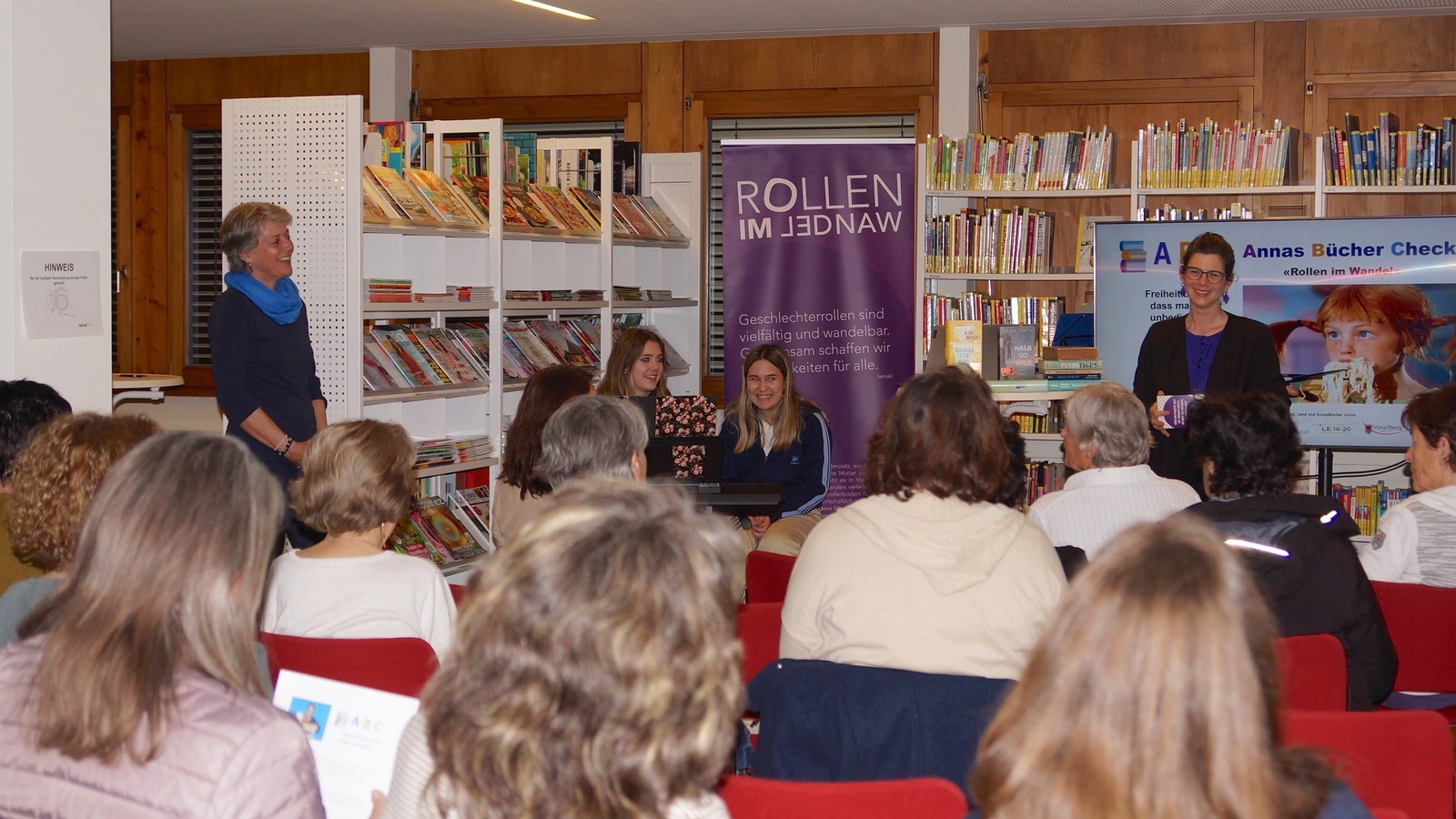 20 Interessierte holten sich bei der ersten Ausgabe von "Annas Büchercheck" Leseanregungen rund um das Thema Rollenwandel. Foto: Petra Kaiser
