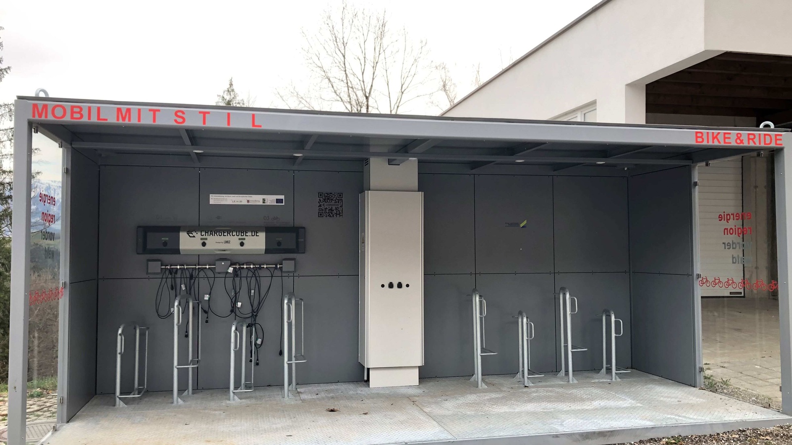 In Doren macht die Abstellanlage "Charger Cube" bis Juni den Umstieg vom Fahrrad auf den Bus komfortabler und attraktiver.