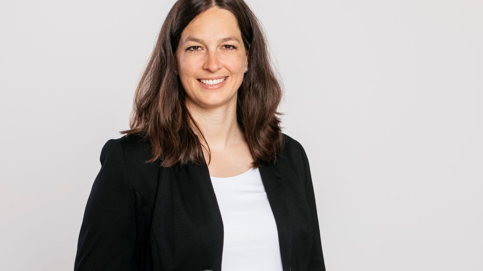 Mama und Business-Woman: Katharina Rhomberg-Schebl erzählt im Podcast, wie sie Arbeit, Familie und Ehrenamt unter einen Hut bringt.