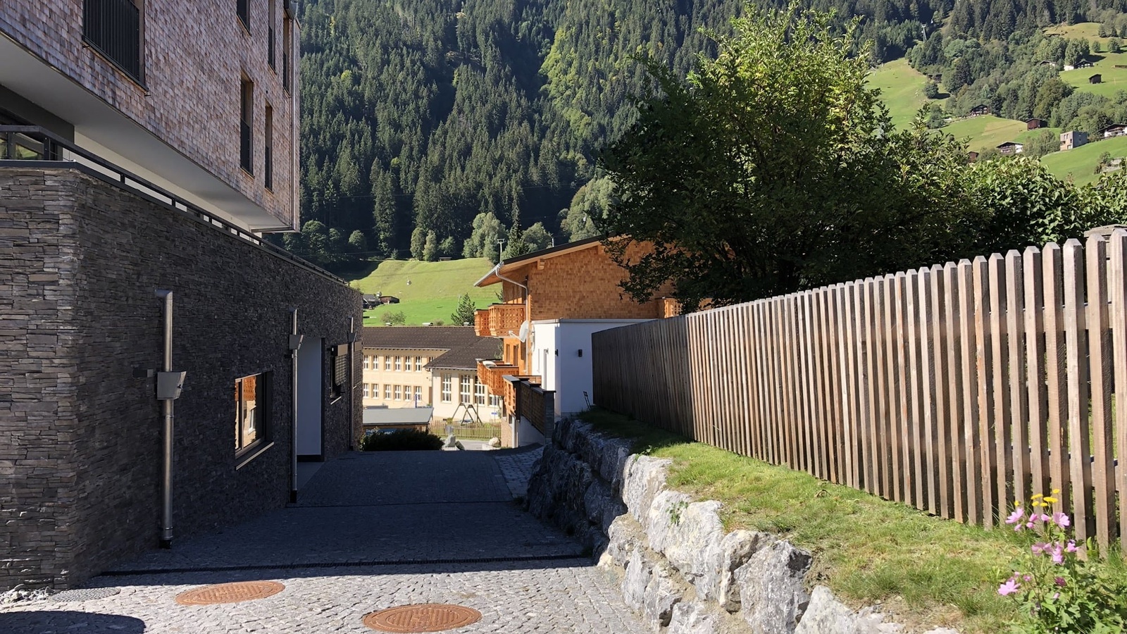 Derzeit finden am neuen Gehweg die letzten Arbeiten wie die Einrichtung der Beleuchtung statt.