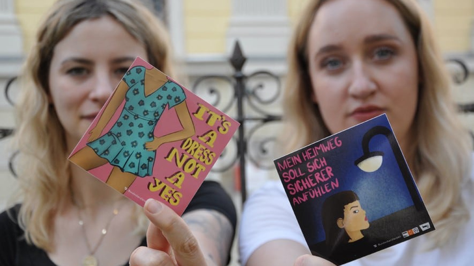 Sticker, Stofftaschen und Videoclips machen auf Gewalt an Mädchen und jungen Frauen aufmerksam. Foto: Verein Amazone