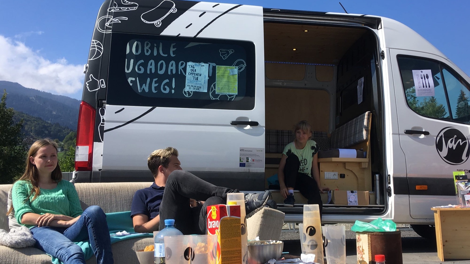 Wo der Weg zum Jugendzentrum zu weit ist, kommt das mobile Wohnzimmer zu den Jugendlichen.