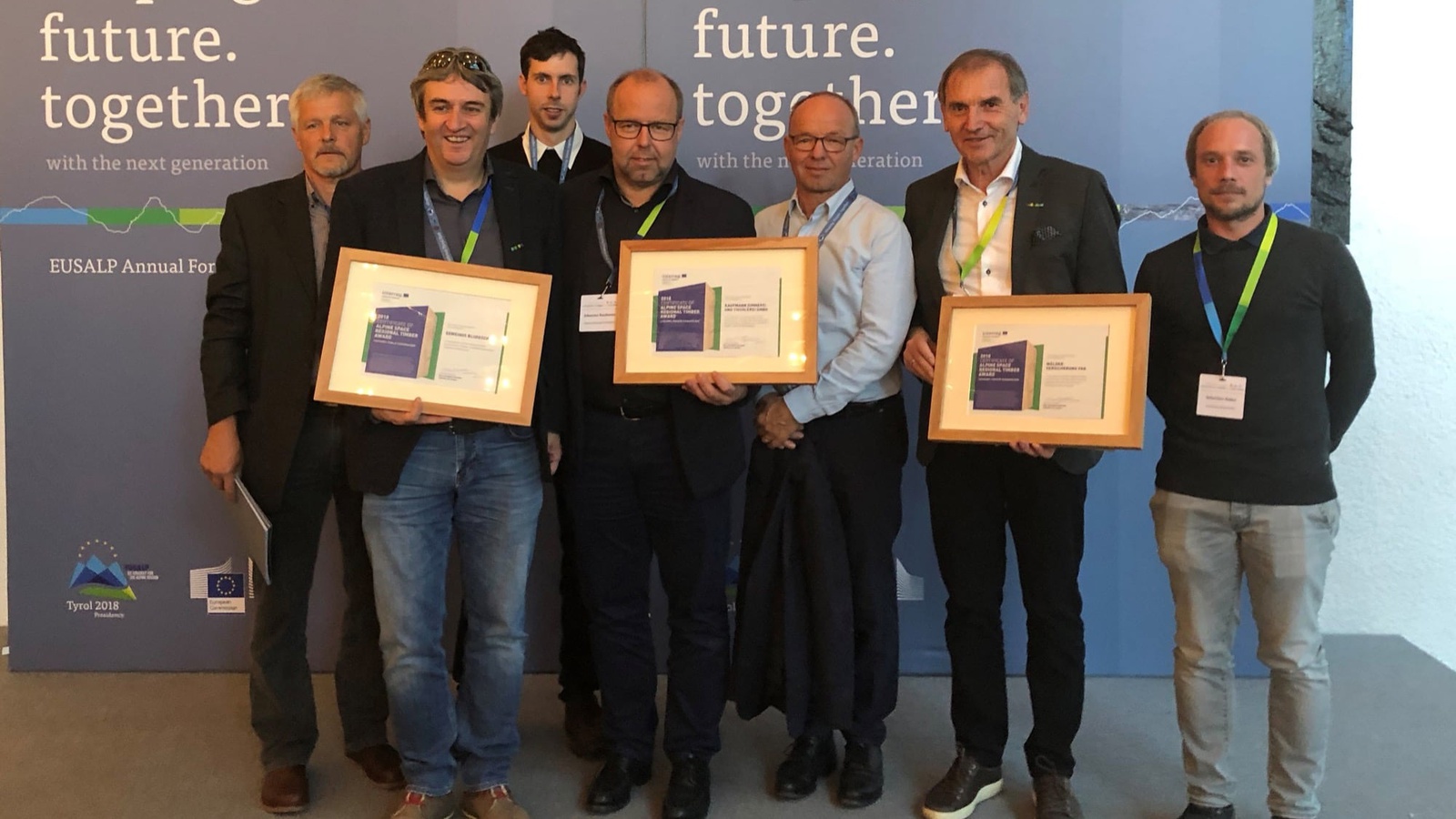 Die Vorarlberger Preisträger bei der Übergabe in Innsbruck. V.l.n.r: Wolfgang Hartmann, Obmann der Forstbetriebsgemeinschaft Jagdberg; Michael Tinkhauser, Bürgermeister Bludesch; Lucas Thoma, Gebäudewart Bludesch; Architekt Johannes Kaufmann; Matthias Kaufmann; Walter Rüf, Vorstand Wälder Versicherung; Sebastian Haller, Baumeister Jürgen Haller