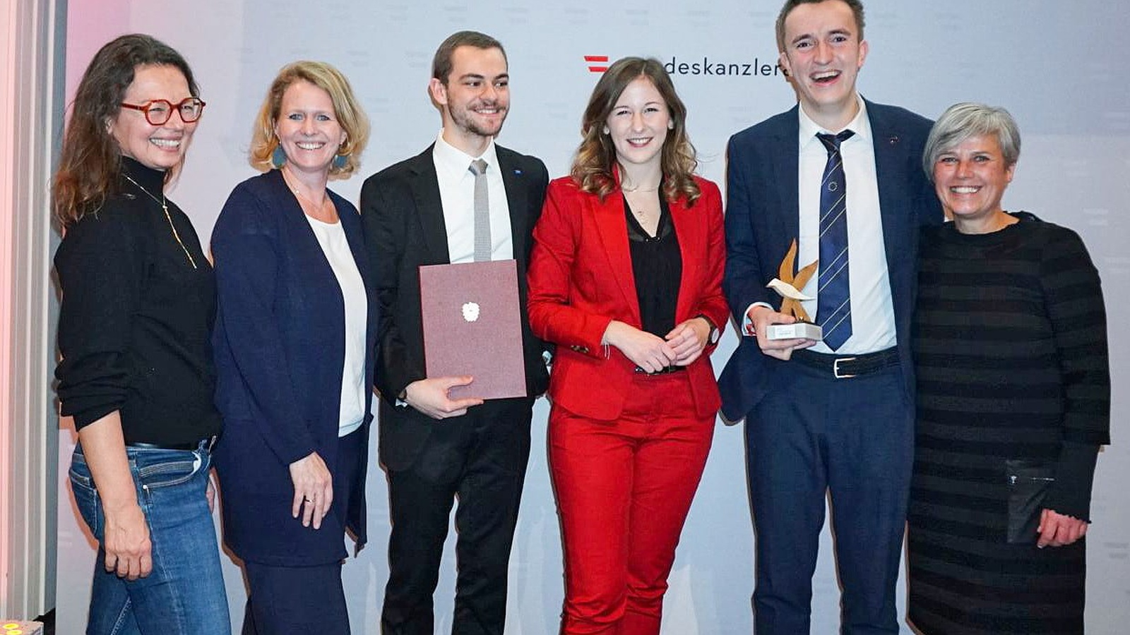 Freuten sich über die Auszeichnung mit dem Österreichischen Jugendpreis: v.l.n.r. Monika Paterno (Geschäftsführung aha), Karo Hosp (S-Pass), Andreas Moser (Youth Activist), Staatssekretärin Claudia Plakolm, Dave Kock (Youth Activist) und Barbara Österle (aha). Foto: aha
