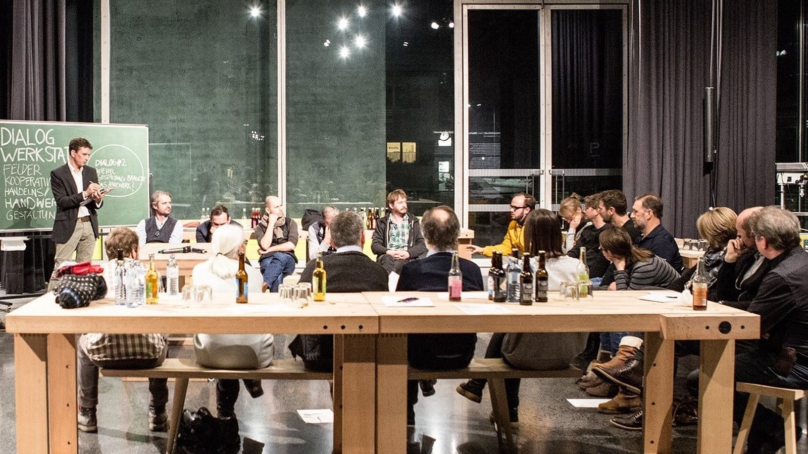 Einige Mitglieder des Werkraums diskutierten in der Lernwerkstatt Ende Jänner, wieviel Gestaltung das Handwerk braucht. Foto: Roswitha Schneider