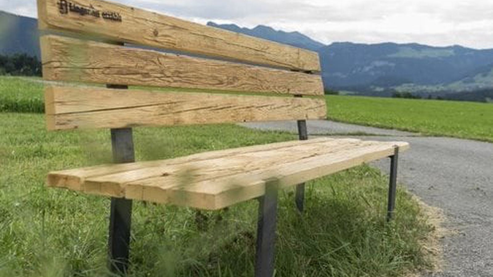 Per QR-Code kann an jedem Bänkle entlang der vier Routen die dazu gehörige Geschichte abgehört werden. Foto: Gemeinde Lingenau