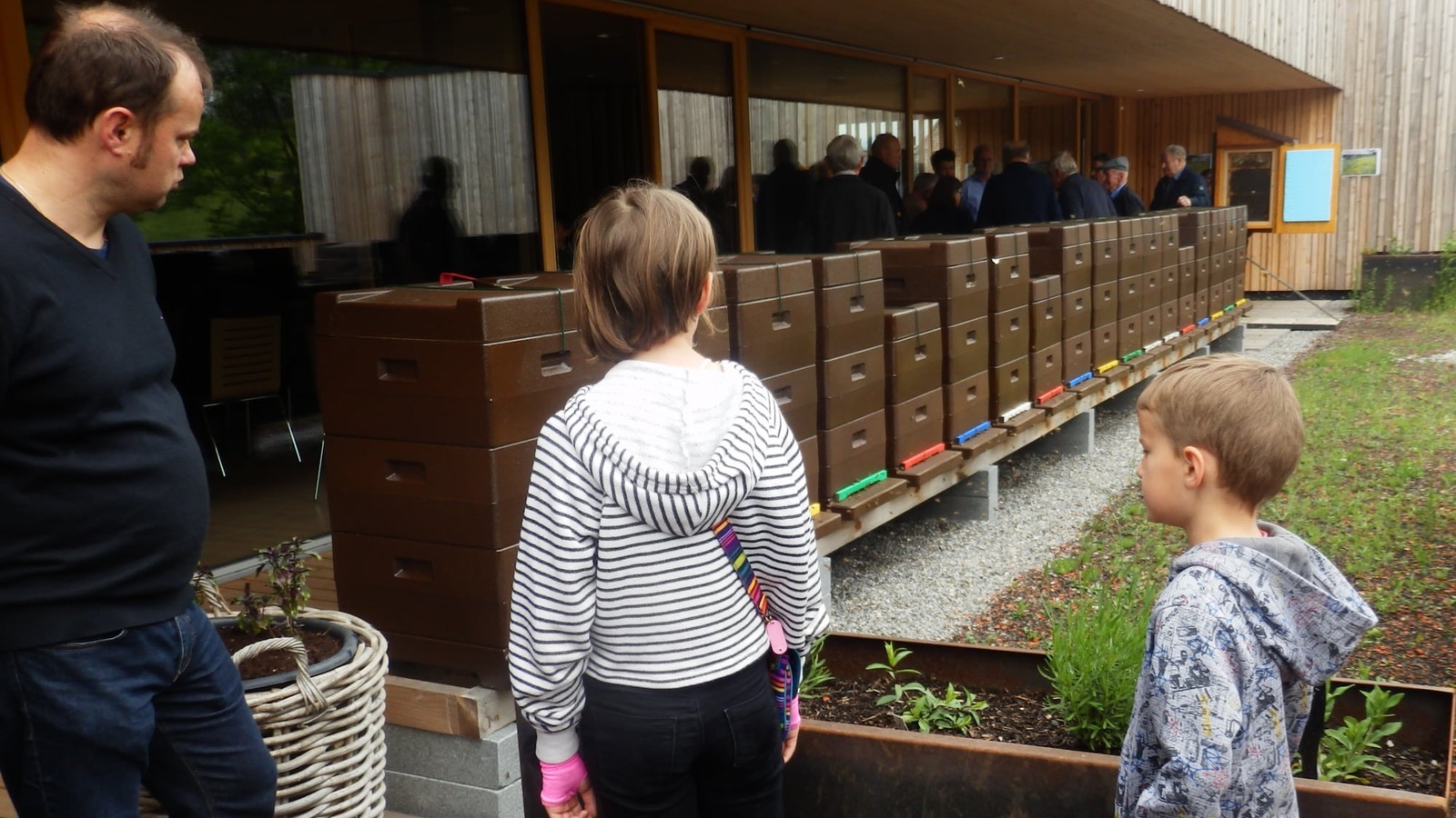 Gross und klein interessierten sich für Bienhaltung bei der Eröffnung der Imkerschule.