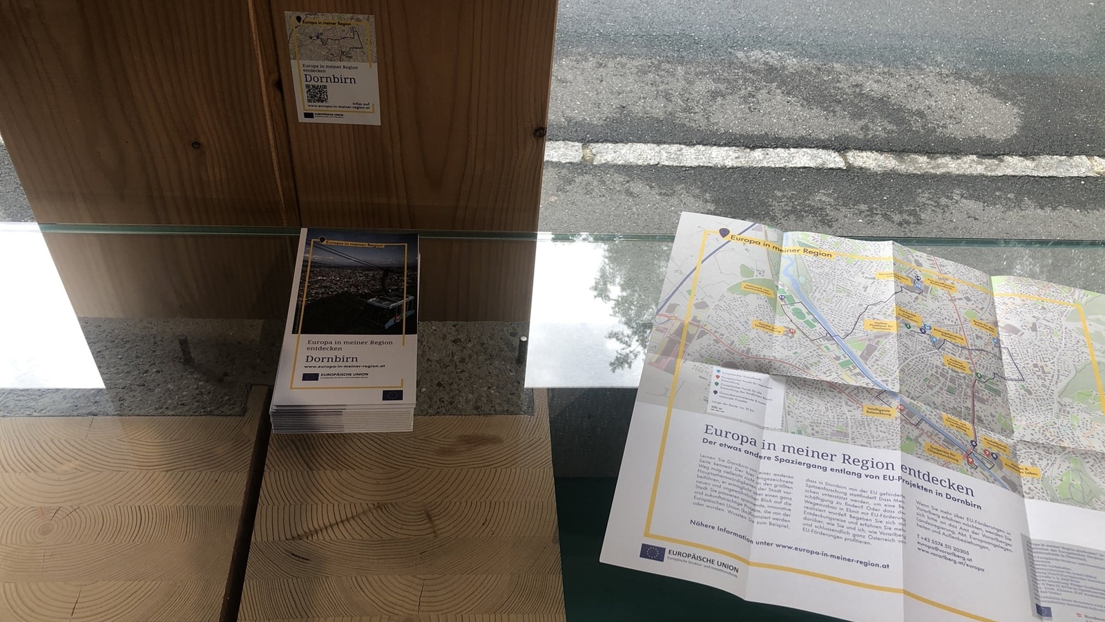 Im zu Bürozeiten frei zugänglichen Foyer des Life Cycle Tower liegt die Karte mit allen Dornbirner Stationen zum Mitnehmen auf. 