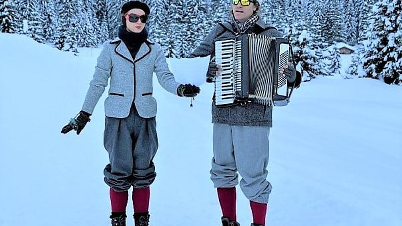 In "SKI LABOR LECH" wandern die Zuschauer*innen mit den Schauspieler*innen von Zug nach Lech, zu besonderen Schauplätzen der Skigeschichte. Foto: Lechmuseum Bernd Fischer