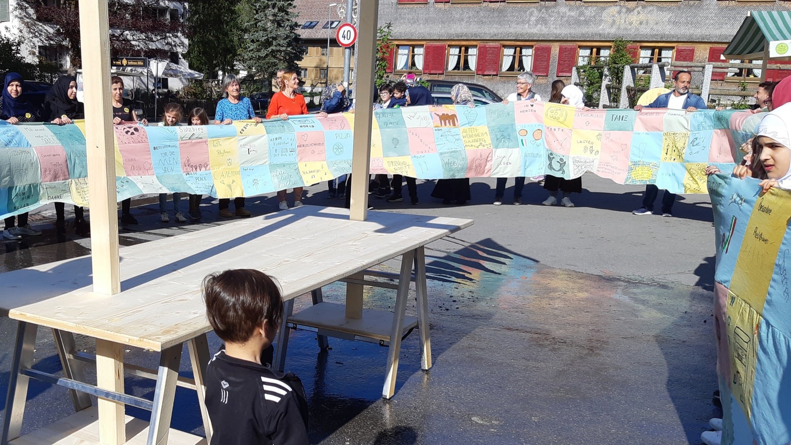 Das gemeinschaftliche Kunstwerk trägt nun die Botschaft der kulturellen Vielfalt in die anderen Gemeinden des Bregenzerwalds. Foto: Hans Schneider