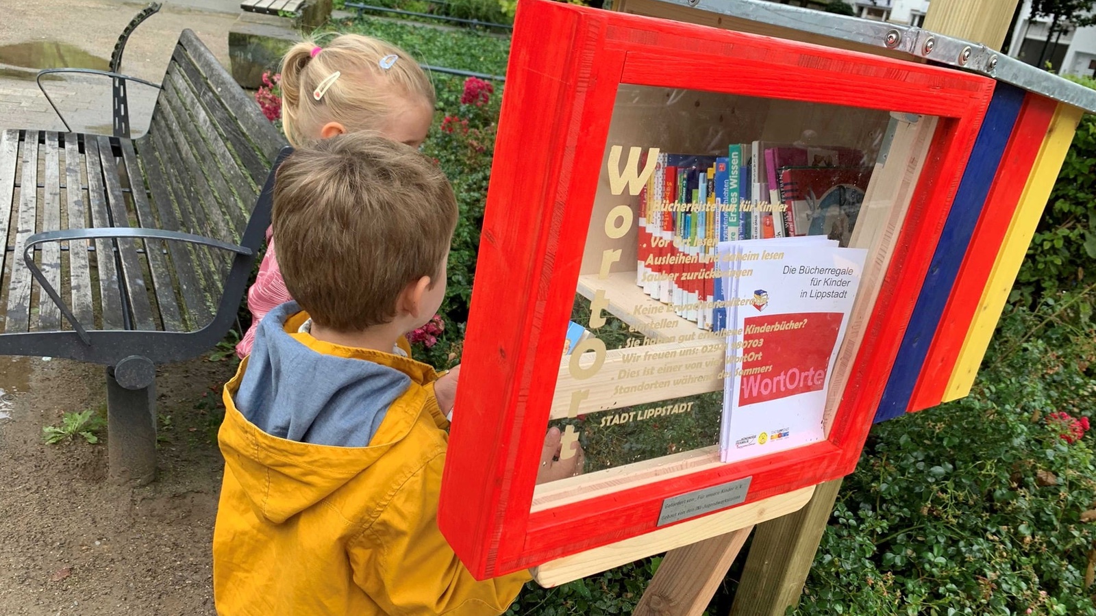 Im nordreinwestfälischen Lippstadt stehen seit dem Sommer vier Bücherkästen für Kinder, soganannte "WortOrte". Die Idee dazu brachte eine Bürgerin von ihrem Urlaub im Bregenzerwald mit. Foto: Stadt Lippstadt