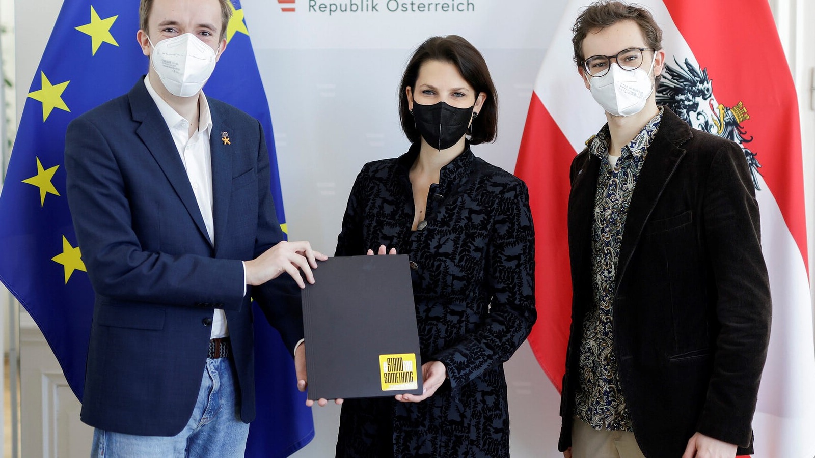 Was wünschen sich junge Menschen für ihre Zukunft und für Europa? Die Jugendaktivisten Dave Kock (links) und Andreas Moser (rechts) übergeben Antworten und Forderungen junger Menschen an Bundesministerin Edtstadler (Mitte). Foto: BKA/Andy Wenzel