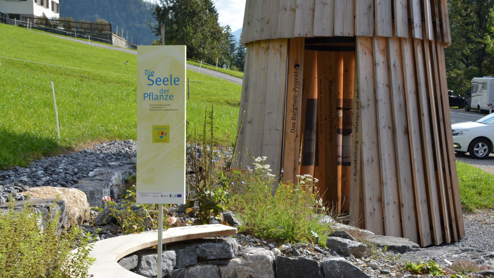 Während Veranstaltungen wie Pflanzentreffen, beim Verweilen auf der Bank und beim Besuch im Vorbeigehen lernen Interessierte im neuen Kräutergarten Wissenswertes über die Pflanzenvielfalt im Großen Walsertal. Foto: Biosphärenpark Großes Walsertal