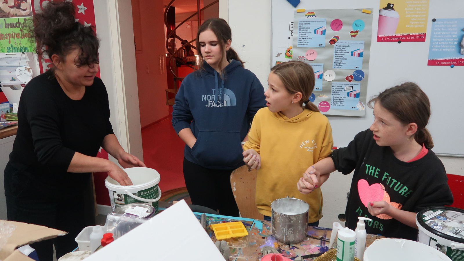 „Hands on“ hieß es beim Besuch der Mädchen aus dem Großen Walsertal im Mädchenzentrum Amazone in Bregenz. Mädchen können sich dort auf vielfältige Art ausprobieren. Foto: Verein Amazone