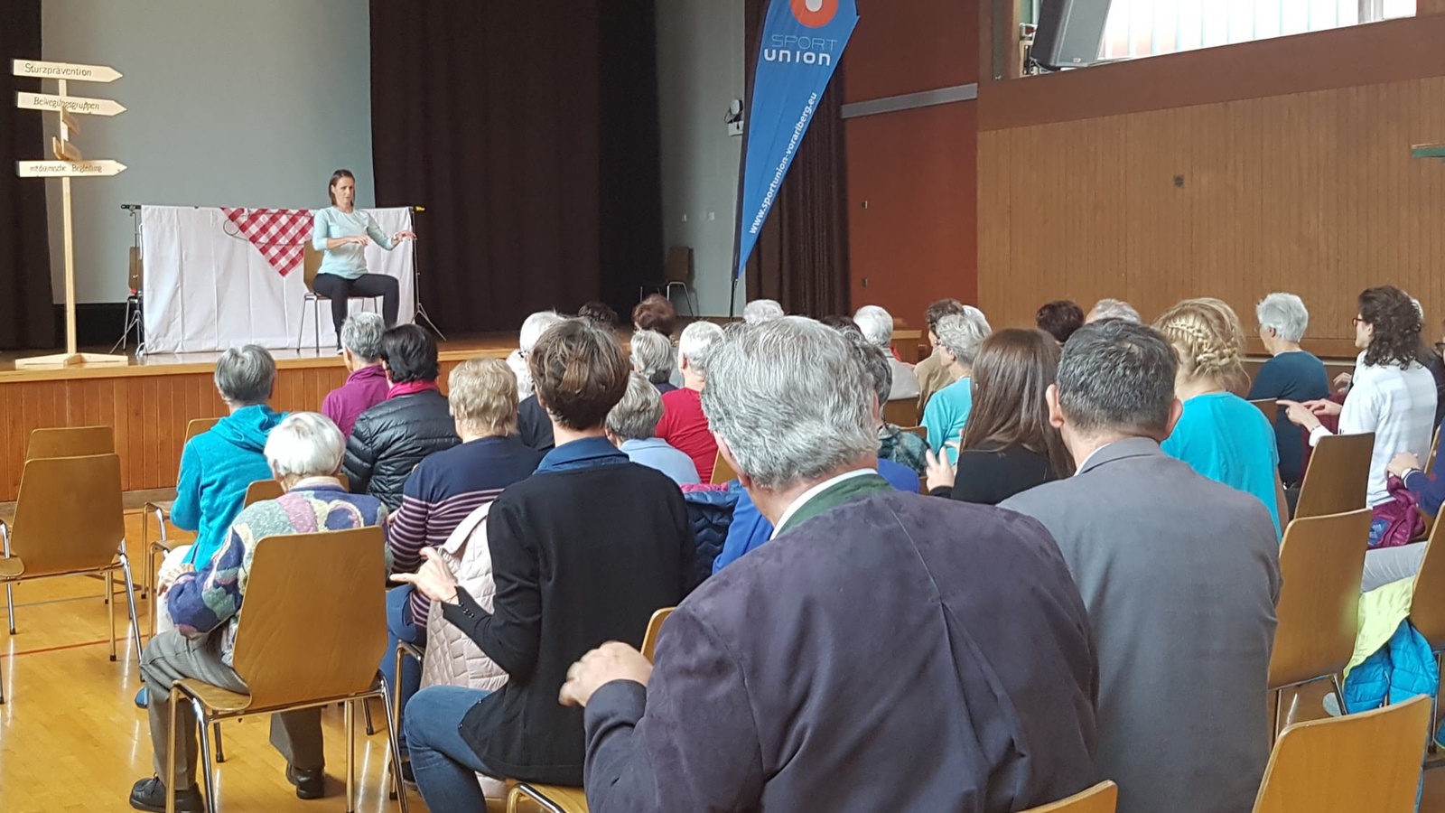 Sitzgymnastik hilft unter anderem, Stürzen vorzubeugen - einen ersten Vorgeschmack zum neuen Angebot gab es für die BesucherInnen beim Bewegungstag.