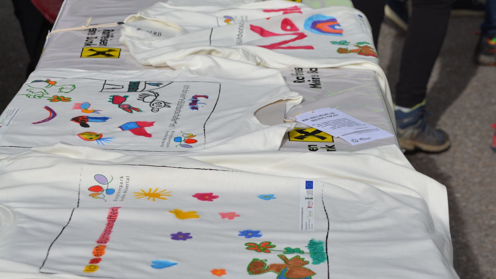 Mit selbst gestalteten T-Shirts machen die Volksschüler*innen auf die Wichtigkeit artenreicher Wiesen aufmerksam. Foto: Biosphärenpark Großes Walsertal