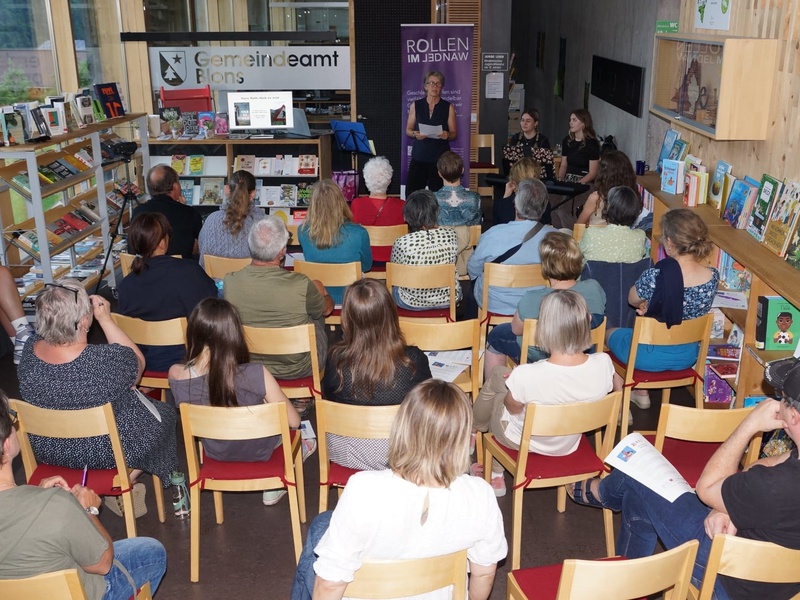 Die Journalistin Anna Schade und die Musikerinnen Sophia Schade und Magdalena Fischer begeisterten das Publikum mit ihren Beiträgen zum Rollenwandel in der Bibliothek in Blons. Foto: Petra Kaiser