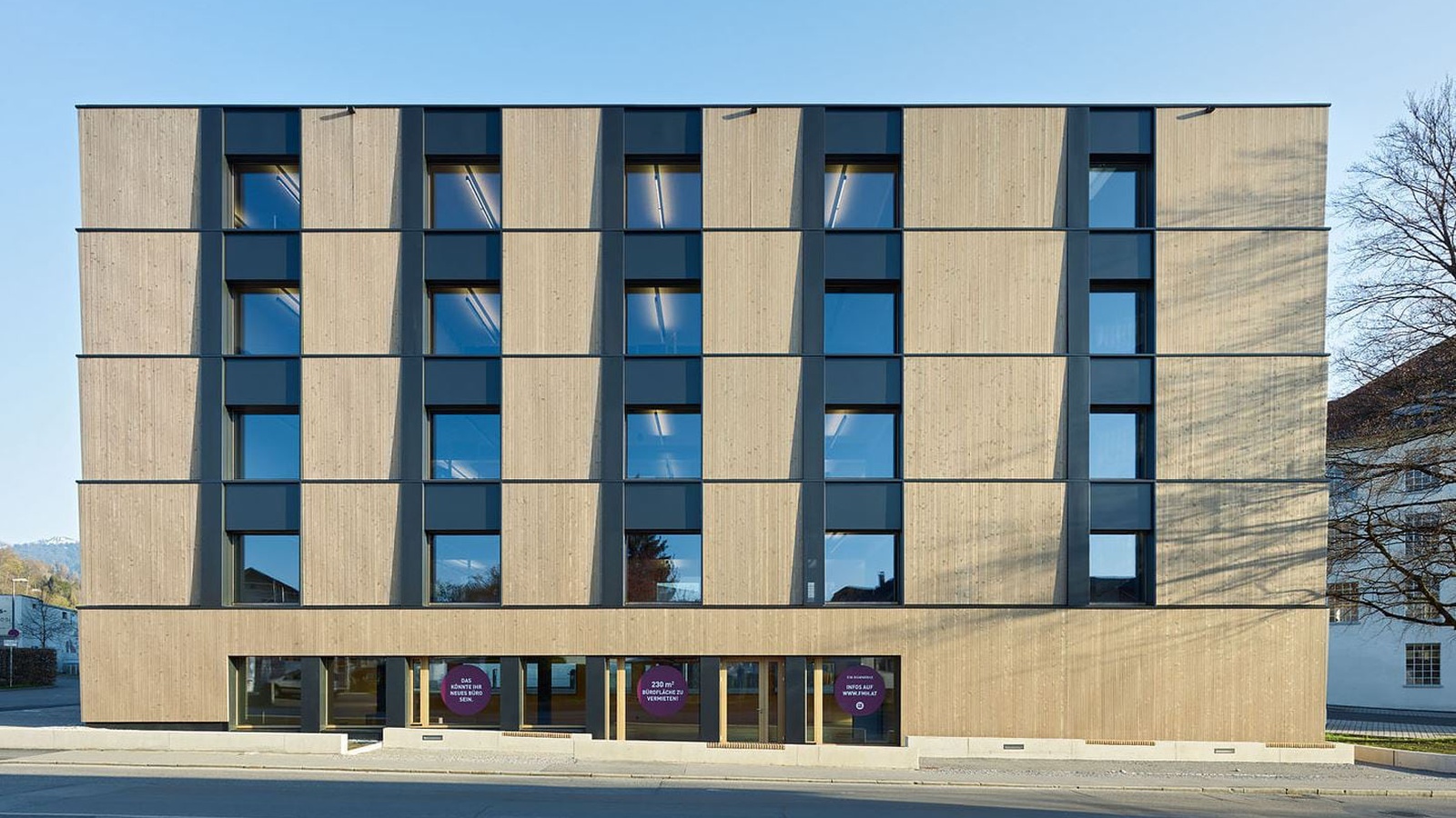 Das Bürohaus Sägerstrasse 6 in Dornbirn ist ein weiterer Leuchtturm für nachhaltiges Bauen in Vorarlberg. Foto: Bruno Klomfar/Radon Fotografie