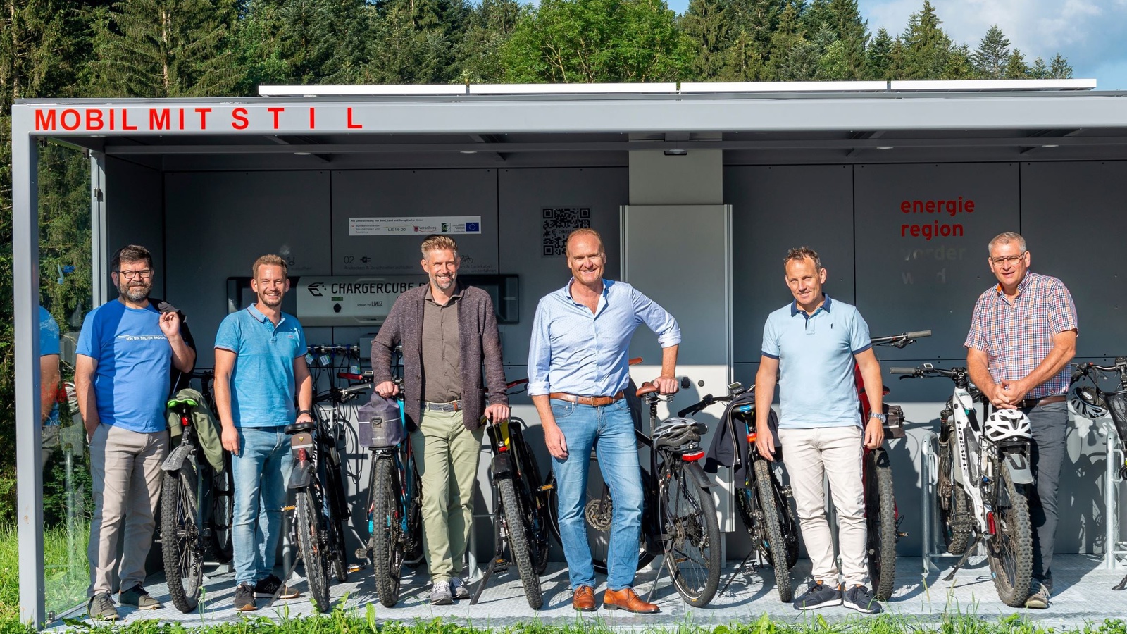 Die Bürgermeister der Vorderwald-Gemeinden freuen sich über den ChargerCube in Sulzberg, der die Kombination von Rad und Bus attraktiver macht. Foto: Mario Nußbaumer