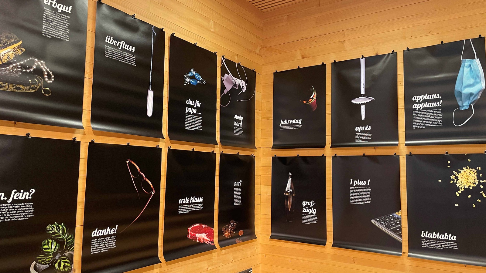 Eine Brille, ein Steak, ein Skistock: Die 20 Sujets der Ausstellung "das hat klasse!" zeigen die Vielfalt des Themas Klassismus. Foto: Verein Amazone