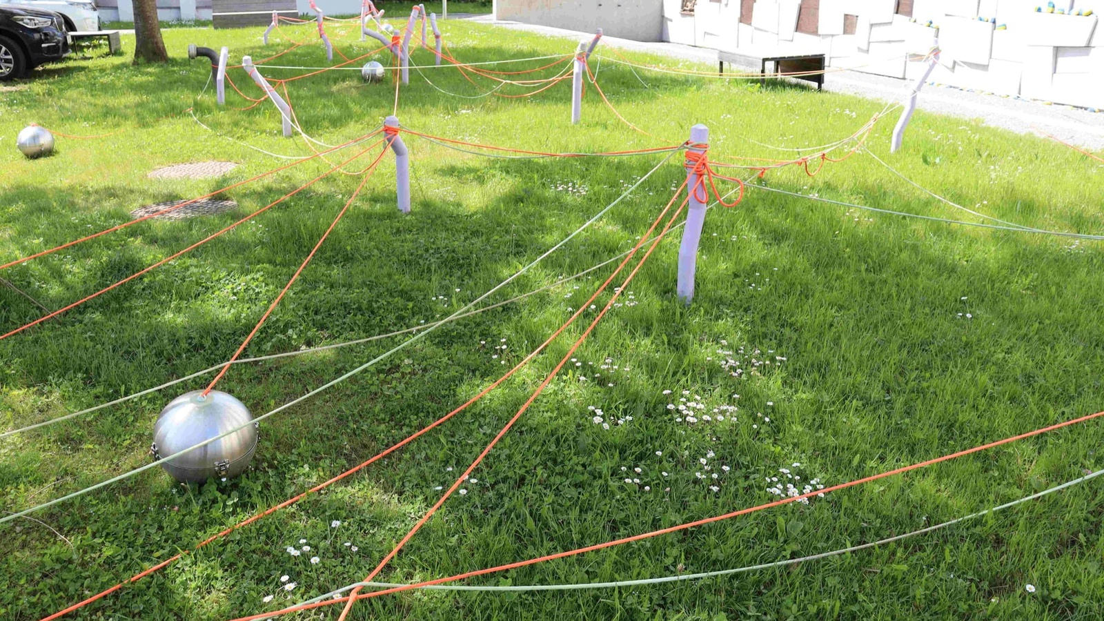 Das Fadenspiel in Hittisau lädt zum Mitmachen ein: Frieden entsteht nur, wenn sich Menschen gemeinsam dafür engagieren. Foto: Gemeinde Hittisau